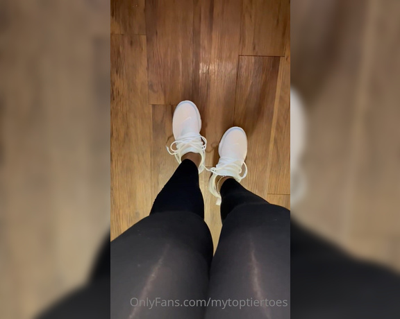 MyTopTierToes aka Mytoptiertoes OnlyFans - Gym shoe removal