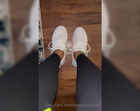 MyTopTierToes aka Mytoptiertoes OnlyFans - Gym shoe removal