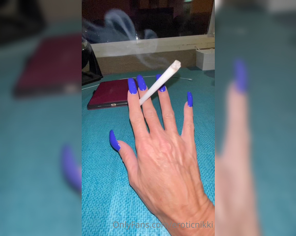 Nikki Ashton aka Eroticnikki OnlyFans - So I spent the evening repolishing My nails so I can get back to filming this week And yes My toes