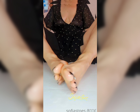 Sofiastoe aka Sofiastoes OnlyFans - Oiling up my feet for you