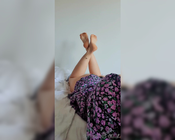 Sofiastoe aka Sofiastoes OnlyFans - Sunday morning foot snuggles All I want is someone to bring me some coffee and suck my toes Pretty