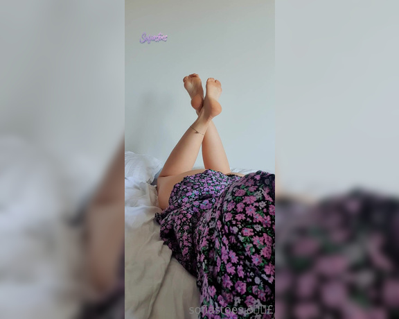 Sofiastoe aka Sofiastoes OnlyFans - Sunday morning foot snuggles All I want is someone to bring me some coffee and suck my toes Pretty