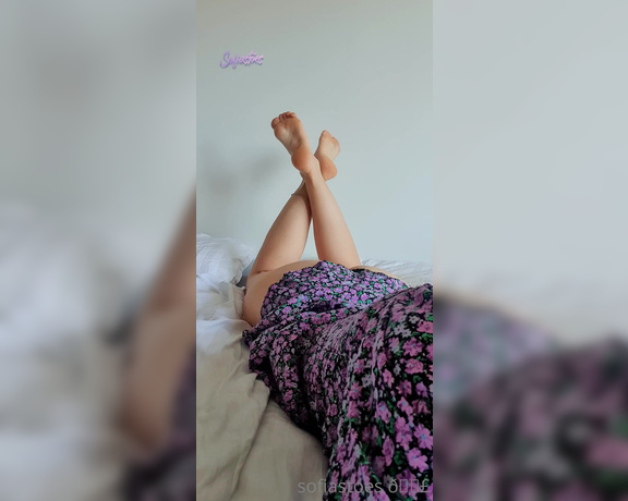 Sofiastoe aka Sofiastoes OnlyFans - Sunday morning foot snuggles All I want is someone to bring me some coffee and suck my toes Pretty