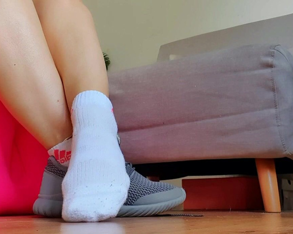 Sofiastoe aka Sofiastoes OnlyFans - I just finished my morning run! Nowwant you to take off my socks without using your hands