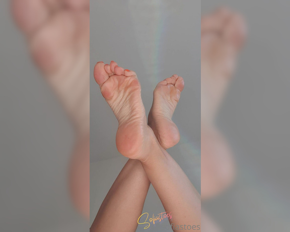 Sofiastoe aka Sofiastoes OnlyFans - My pretty Wrinkly soles are wishing you wonderful weekend Ps Look at that sun flare though