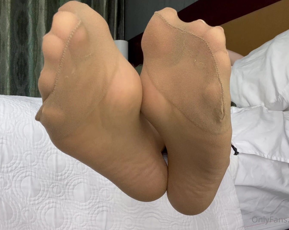 Jennysfeetelysium aka Jennysfeet OnlyFans - Ignoring you in my sweaty tan nylons