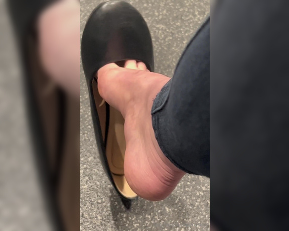 Jennysfeetelysium aka Jennysfeet OnlyFans - Waiting on my laundry and decided to make you a black leather flats dangle clip What would you