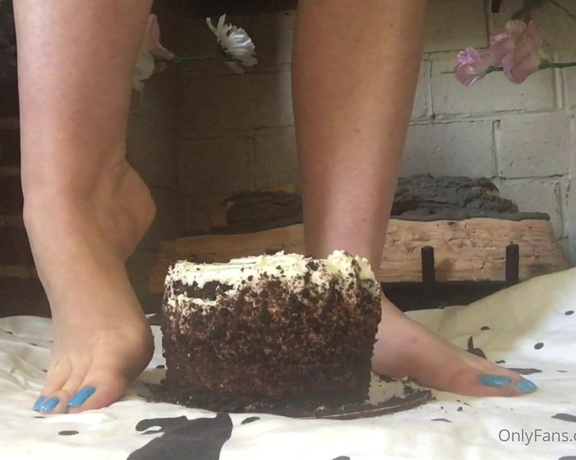 Jennysfeetelysium aka Jennysfeet OnlyFans - Crushing a chocolate cake with my bare feetanyone wanna help me clean this