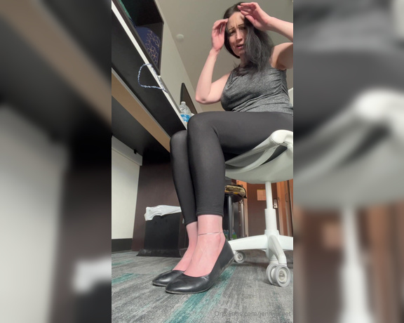 Jennysfeetelysium aka Jennysfeet OnlyFans - I catch my boss under the desk starring at my stinky feet while dangling my flats I bet you know