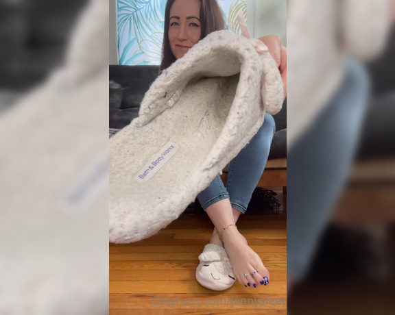 Jennysfeetelysium aka Jennysfeet OnlyFans - Caught sniffing my house slippers