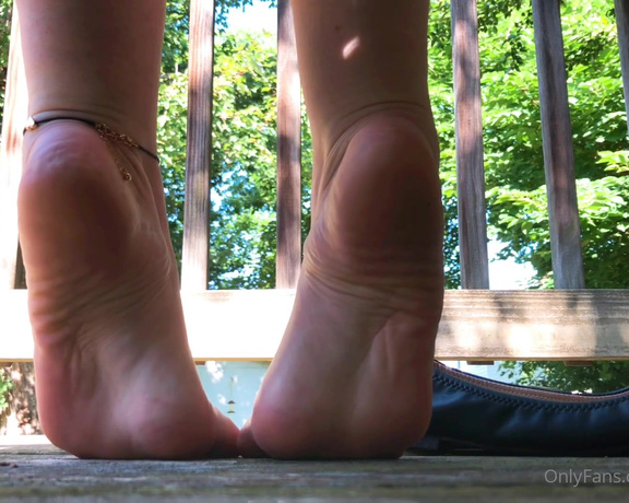Jennysfeetelysium aka Jennysfeet OnlyFans - Good morning it’s already hot out! Something about the scent of leather and sweat from my black