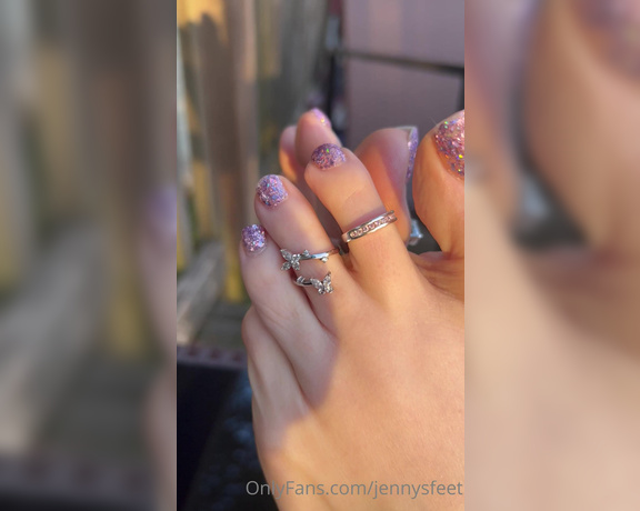 Jennysfeetelysium aka Jennysfeet OnlyFans - Look how my toes sparkle