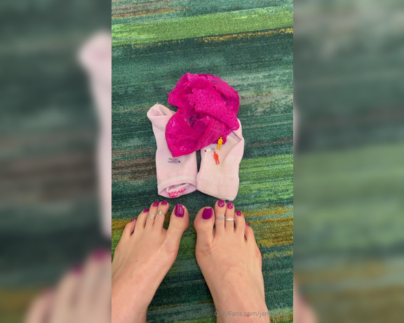 Jennysfeetelysium aka Jennysfeet OnlyFans - Giantess Jenny eats her tinies from her toes