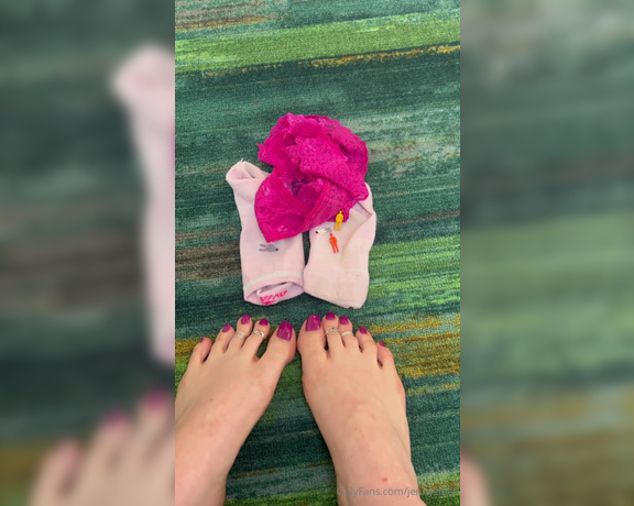 Jennysfeetelysium aka Jennysfeet OnlyFans - Giantess Jenny eats her tinies from her toes