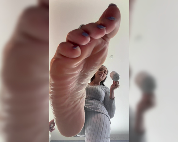 Jennysfeetelysium aka Jennysfeet OnlyFans - I haven’t even finished my coffee yet and you tiny men are back! Clean the lent off my sweaty soles