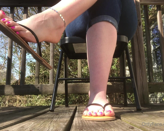 Jennysfeetelysium aka Jennysfeet OnlyFans - Such beautiful weather just popping and dangling my flip flops 2