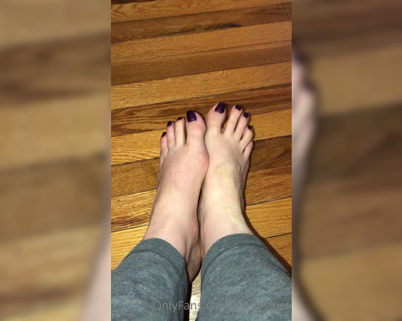 Jennysfeetelysium aka Jennysfeet OnlyFans - Good morning feet! It’s gonna be a beautiful day! Just kidding…it’s going to be pouring down rain