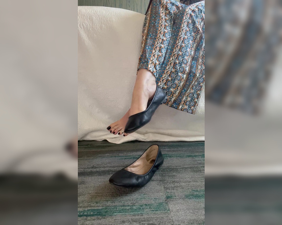 Jennysfeetelysium aka Jennysfeet OnlyFans - Stinky sweaty dirty flats dangle