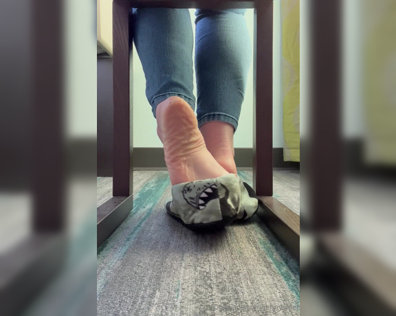 Jennysfeetelysium aka Jennysfeet OnlyFans - Hands free slipper sock removal and wrinkled soles tease