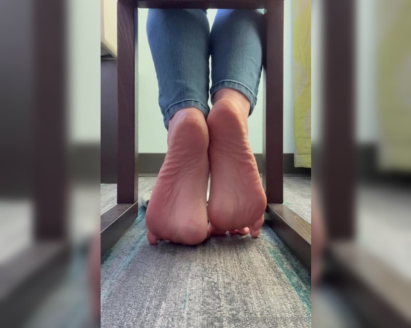 Jennysfeetelysium aka Jennysfeet OnlyFans - Hands free slipper sock removal and wrinkled soles tease