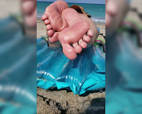 Karaspiggies aka Karaspiggies OnlyFans - A little nakes foot tease from the beach