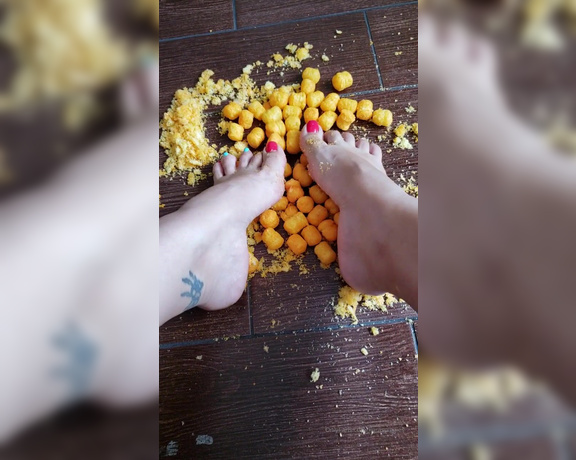 Karaspiggies aka Karaspiggies OnlyFans - Heres a fun video of me destroying cheesy balls