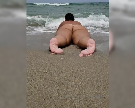 Karaspiggies aka Karaspiggies OnlyFans - Fun day at the beach yesterday Being naked on the beach isnt all its cracked up