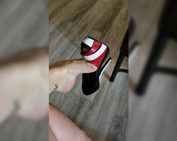 Karaspiggies aka Karaspiggies OnlyFans - How do you like my little high heel dangling and popping