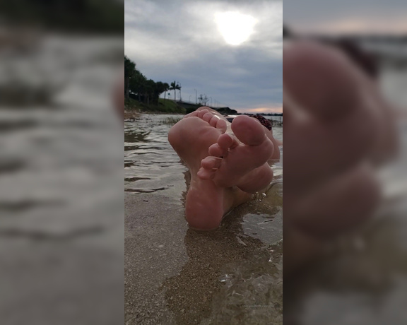 Karaspiggies aka Karaspiggies OnlyFans - ShouldvI make more like this The water was pretty cold btw Cold but refreshing