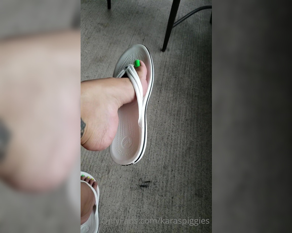 Karaspiggies aka Karaspiggies OnlyFans - Who loves flip flop dangle