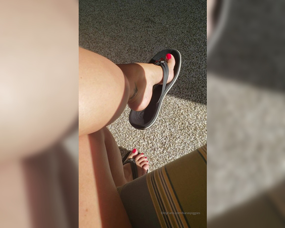 Karaspiggies aka Karaspiggies OnlyFans - Who loves flip flop dangle and pop videos