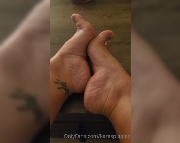 Karaspiggies aka Karaspiggies OnlyFans - Im feeling so much more sexy lately What would you do with these dry feet