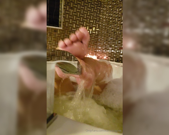 Karaspiggies aka Karaspiggies OnlyFans - Omgthis video, I wasnt going to share it but whatever, I was a bit tipsy in the hot tublol