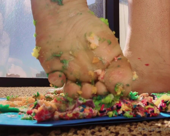 ReynaLorenaaa aka Reynalorenaaa OnlyFans - Cake smashing between my yummy white toes vid & pics set 16