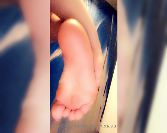 ReynaLorenaaa aka Reynalorenaaa OnlyFans - Worshiping my sexy white toes