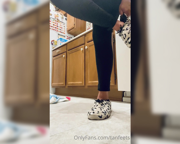 TanFeets aka Tanfeets OnlyFans - Morning toe stretch! It’s almost FriYAY!