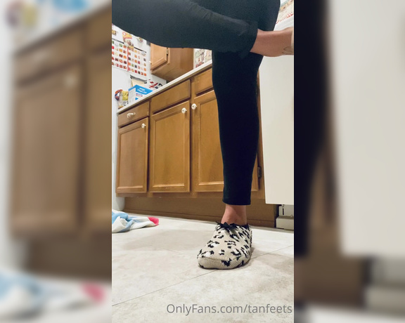 TanFeets aka Tanfeets OnlyFans - Morning toe stretch! It’s almost FriYAY!