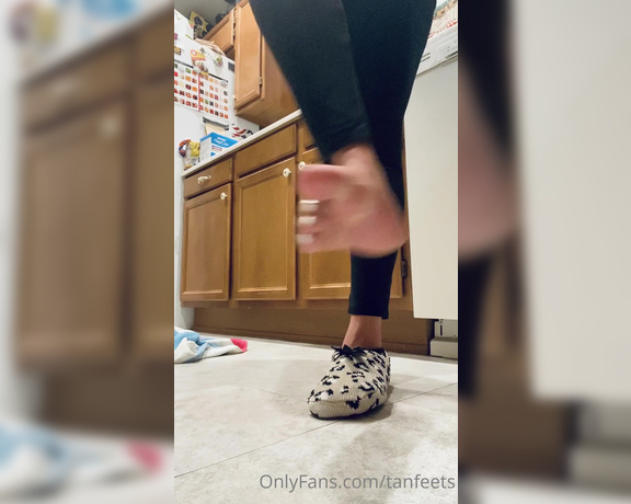 TanFeets aka Tanfeets OnlyFans - Morning toe stretch! It’s almost FriYAY!