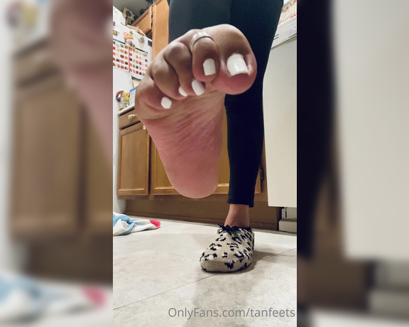 TanFeets aka Tanfeets OnlyFans - Morning toe stretch! It’s almost FriYAY!