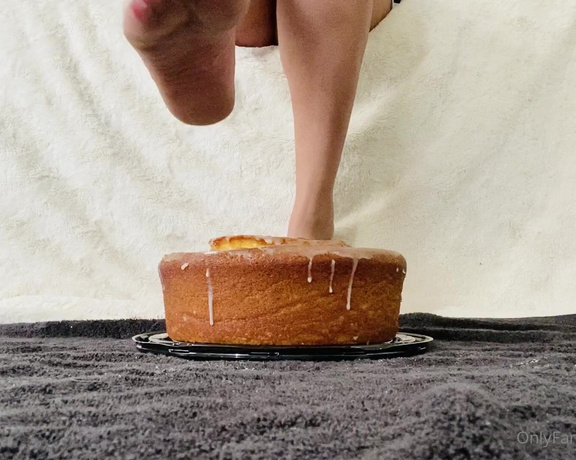 TanFeets aka Tanfeets OnlyFans - 2 questions Who wants to lick this off for me & Who wants to pay me back for this cake Leav 1