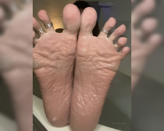 TanFeets aka Tanfeets OnlyFans - 7 mins of these wet wrinkled soles 1