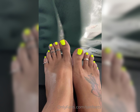 TanFeets aka Tanfeets OnlyFans - Up close with my new toe rings going thru the car wash 3