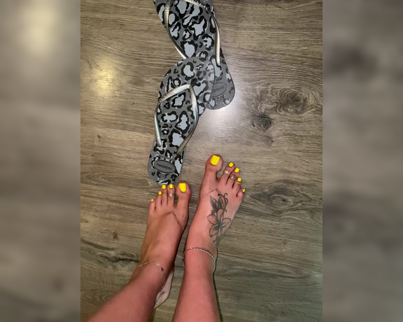 TanFeets aka Tanfeets OnlyFans - Super sweaty and dirty feet after traveling alllll day long This is for my dirty boys