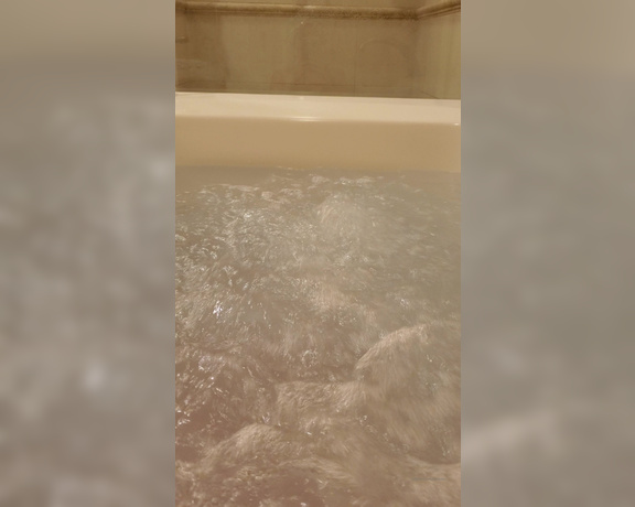 TerraMizu aka Terramizu OnlyFans - Video Enjoyed a hot Jacuzzi bath on my trip, heres a video of my feet doing a peek @onlyfans