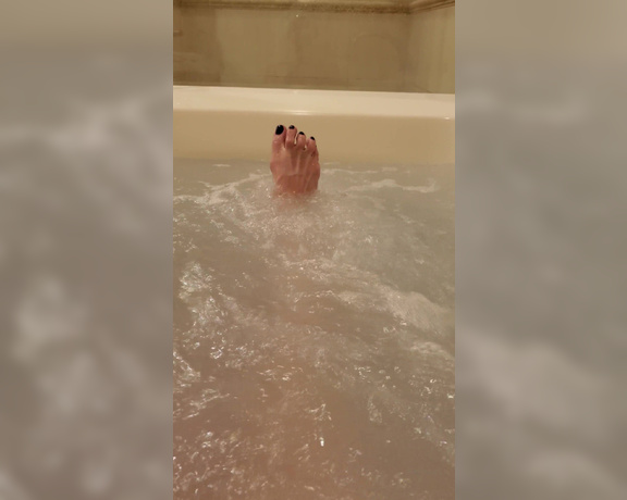 TerraMizu aka Terramizu OnlyFans - Video Enjoyed a hot Jacuzzi bath on my trip, heres a video of my feet doing a peek @onlyfans