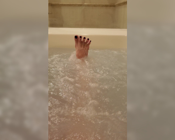 TerraMizu aka Terramizu OnlyFans - Video Enjoyed a hot Jacuzzi bath on my trip, heres a video of my feet doing a peek @onlyfans