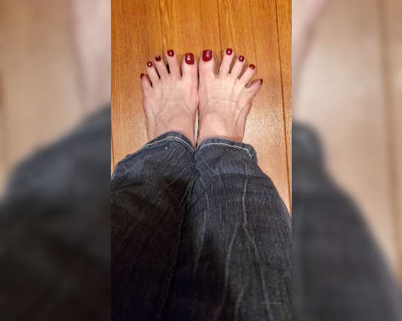 TerraMizu aka Terramizu OnlyFans - Video Red toe wiggles while I wait for my scene to start