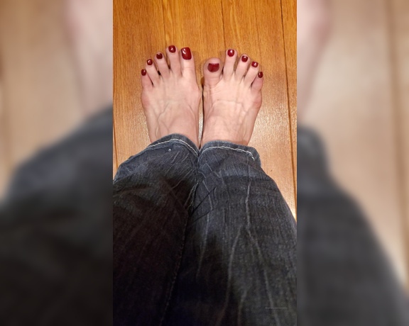 TerraMizu aka Terramizu OnlyFans - Video Red toe wiggles while I wait for my scene to start