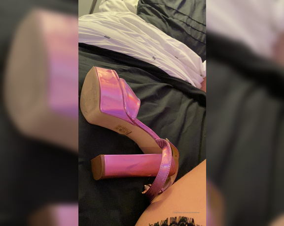 Explosivetoes aka Explosivetoess OnlyFans - Dangling heel