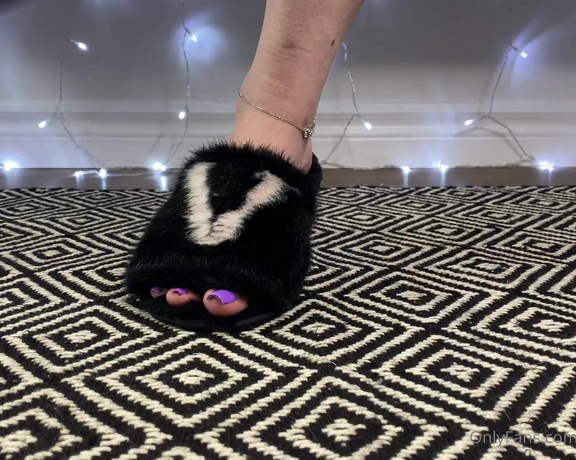 Explosivetoes aka Explosivetoess OnlyFans - 6+ min teasing you with vinegary sweaty feet in peep toe slippers I know your pulse is racing